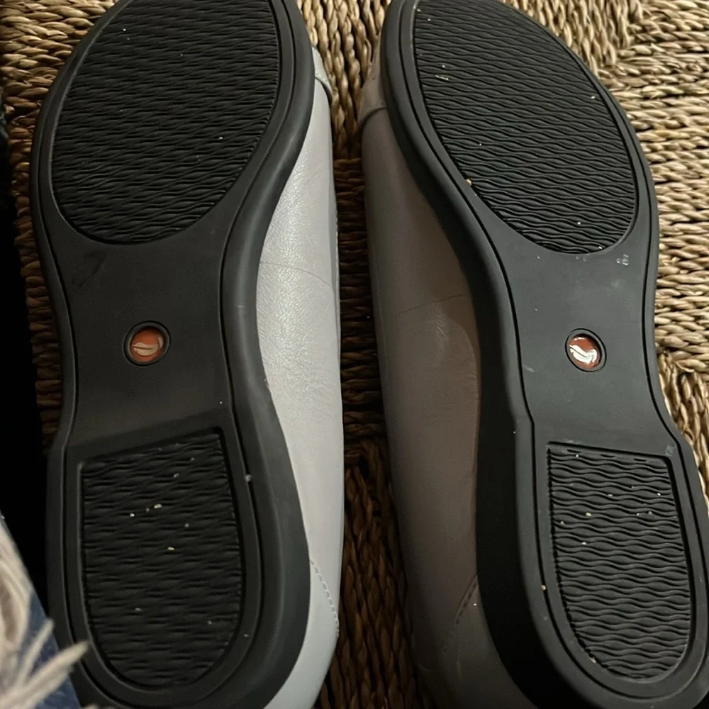 Clarks Unstructured Light Grey Patent Leather Ballet Flats Size 7.5 - Picture 5 of 6